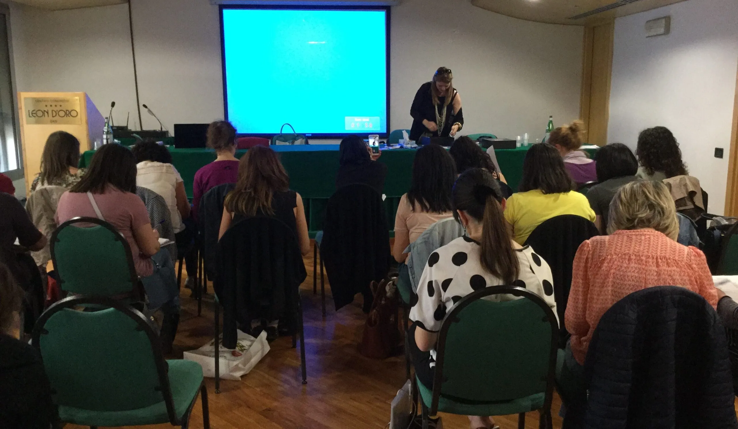 dottoressa liana messini mentre tiene un corso di formazione