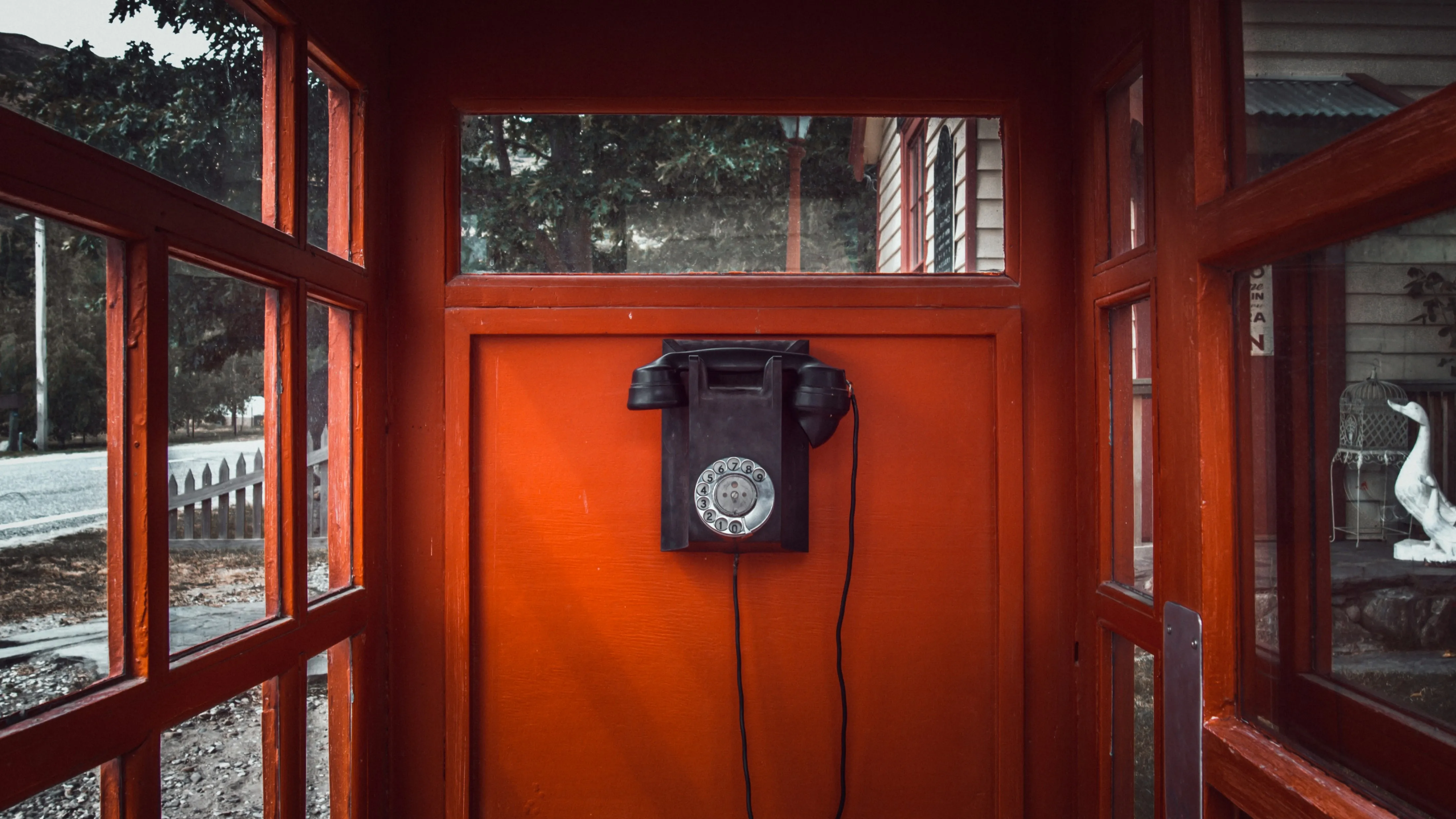 un telefono pubblico, cabina telefonica vintage rossa
